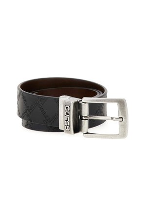 Cinturón de cuero negro con estampado repetido del logotipo "GUESS" y hebilla metálica rectangular plateada grabada con el nombre de la marca "GUESS".