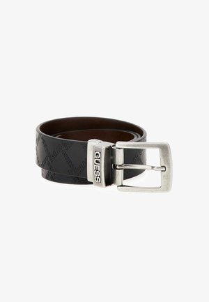 Zwarte leren riem met een herhalend reliëf van het "GUESS" logo en een zilverkleurige rechthoekige metalen gesp gegraveerd met de merknaam "GUESS".