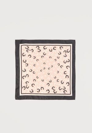Firkantet silketørklæde med beige baggrund, sort kant og spredt abstrakt leopardmønster i sort og hvid.