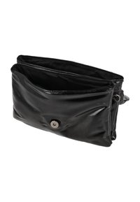 Sort læderclutch med en glat tekstur, der har en klaplukning og en metaltrykknap. Indvendigt har den to separate rum.
