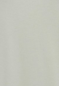 Hellgrüner Baumwollstoff mit glatter Textur, der ein schlichtes Design und einen sanften Glanz aufweist, geeignet für Freizeitkleidung oder zum Schichten.