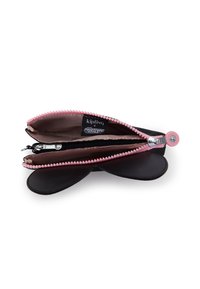 Portamonete nero con cerniera e dettagli rosa, presenta una forma unica a farfalla e una texture in pelle liscia. L'interno è foderato in tessuto marrone.