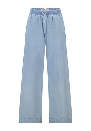 Pantalones vaqueros de color azul claro de corte holgado con cintura elástica y cordón frontal, piernas rectas y anchas, sin bolsillos visibles ni adornos.