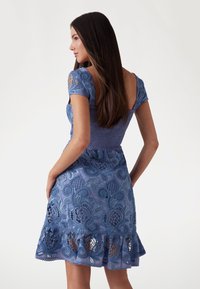 Guess ALLOVER-PRINT - Abito in maglia - mehrfarbig, grundton blau