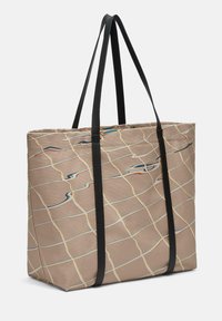 Borsa tote in tela beige con manici neri, caratterizzata da un motivo a griglia in blu e righe multicolori, e una forma rettangolare ampia.