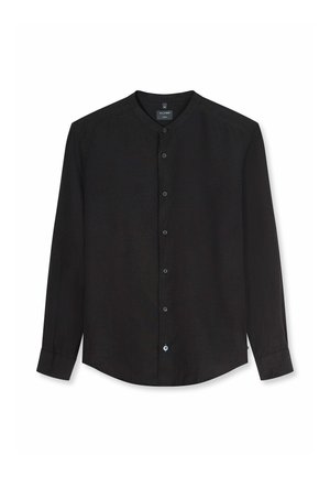 Schwarzes Herrenhemd mit langen Ärmeln, einem Stehkragen und einer Knopfleiste vorne, einschließlich eines kontrastierenden weißen Knopfes am Saum.