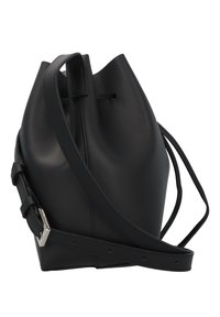 Borsa a secchiello in pelle nera con una texture liscia, forma curva, tracolla regolabile e un piccolo diamante metallico sulla tracolla.