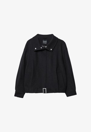 Schwarze, kurz geschnittene Jacke aus Wollmischung; verfügt über einen breiten Kragen, Druckknöpfe, zwei Seitentaschen und ein rechteckiges Schnallendetail am Gürtel.