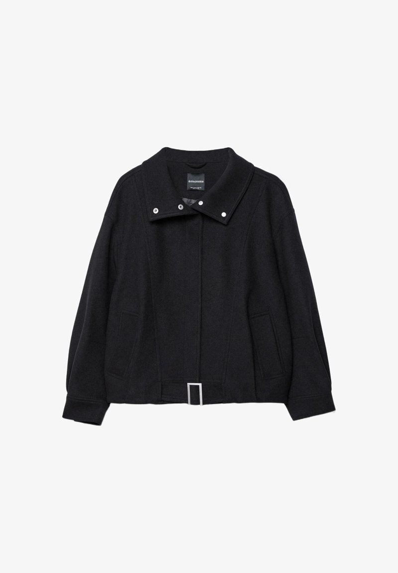 Črna skrajšana jakna iz mešanice volne; ima širok ovratnik, pritrdilne gumbe na klik, dva stranska žepa in pravokotni detajl z zaponko na pasu.