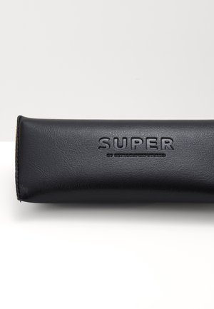 Mustast nahast prillide karp, millel on embosseeritud "SUPER" logo. Sile tekstuur, silindriline kuju ja tugevdatud õmblused servades.
