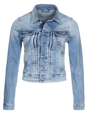 Veste en jean bleu clair avec boutons sur le devant, deux poches poitrine à rabat avec boutons et un col, présentée sur fond blanc.