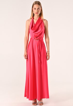 Halternecks, knallpinkes Satin-Maxikleid mit drapiertem Oberteil, tailliertem Bund und sanftem Glanz. Einfaches Design, eleganter Fall und minimaler Hardware.