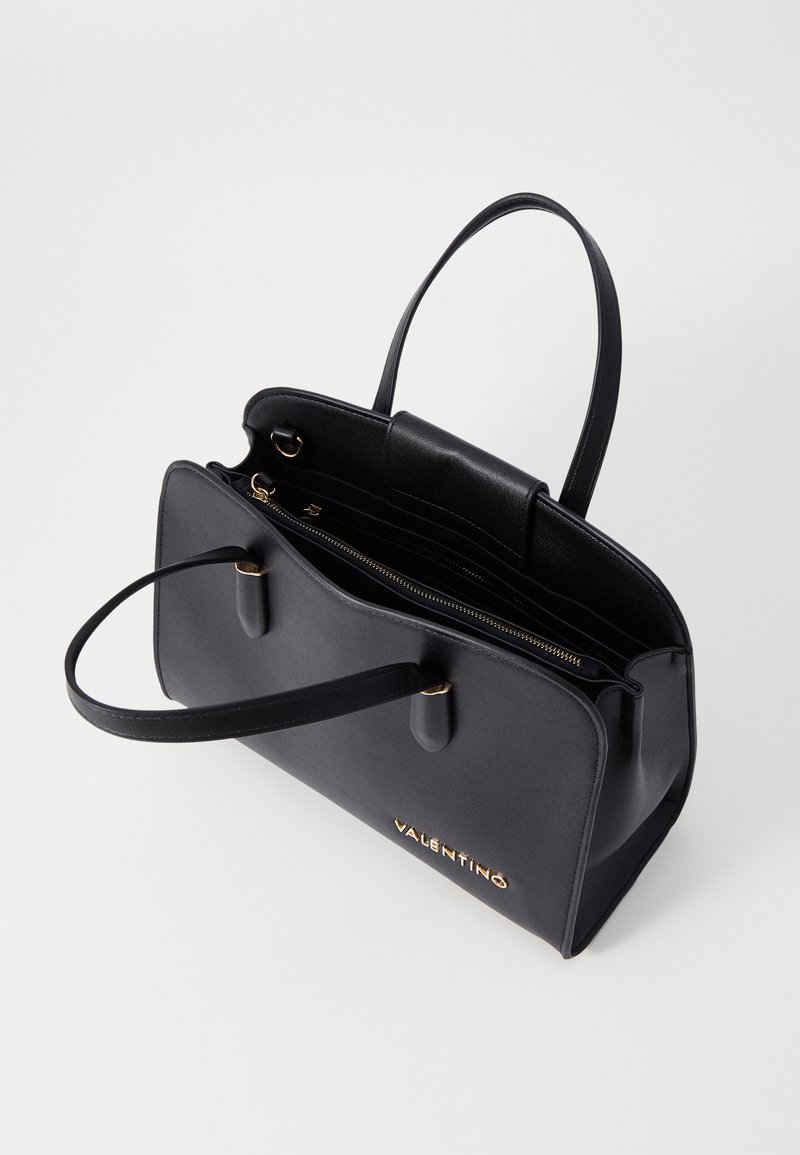 Sac en cuir noir avec une forme structurée, accents en matériel doré, deux poignées courtes et une poche intérieure zippée. Logo "VALENTINO" affiché.