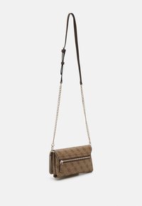 Brunmønstret crossbody-veske med klaff, kjede-stropp og glidelåsdetalj. Laget av slitesterkt stoff med en glatt tekstur.