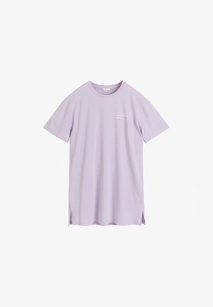 Fioletowy t-shirt z krótkim rękawem z małym białym napisem na lewej piersi oraz rozcięciami po bokach na dole.