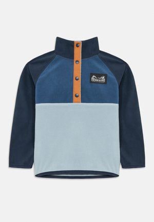 Pulover din fleece cu mâneci lungi, în nuanțe de bleumarin și bleu deschis, cu o clapetă cu butoane snap maro și patch cu logo-ul Didriksons pe piept.