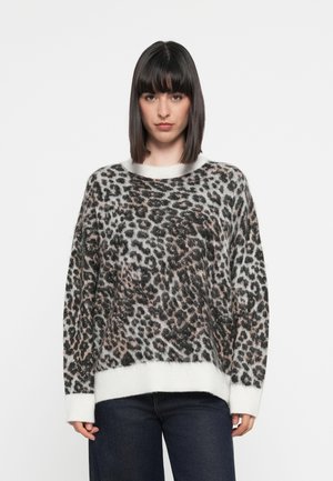 Pull oversized avec un motif léopard en gris, noir et rose. Présente un col et des poignets côtelés blancs, texture douce.