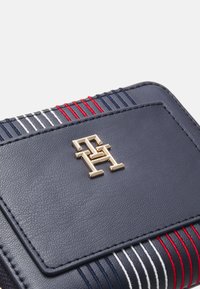 Tommy Hilfiger DISTINCT - Wallet - space blue