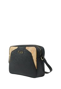 Borsa in ecopelle nera con una superficie testurizzata, caratterizzata da una stampa della mappa beige su un lato e hardware dorato con il nome del marchio.