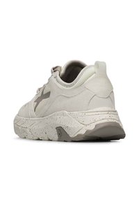 Sneaker in suede beige con suola testurizzata e dettagli puntinati, colletto imbottito e un grande logo a contrasto sul lato.