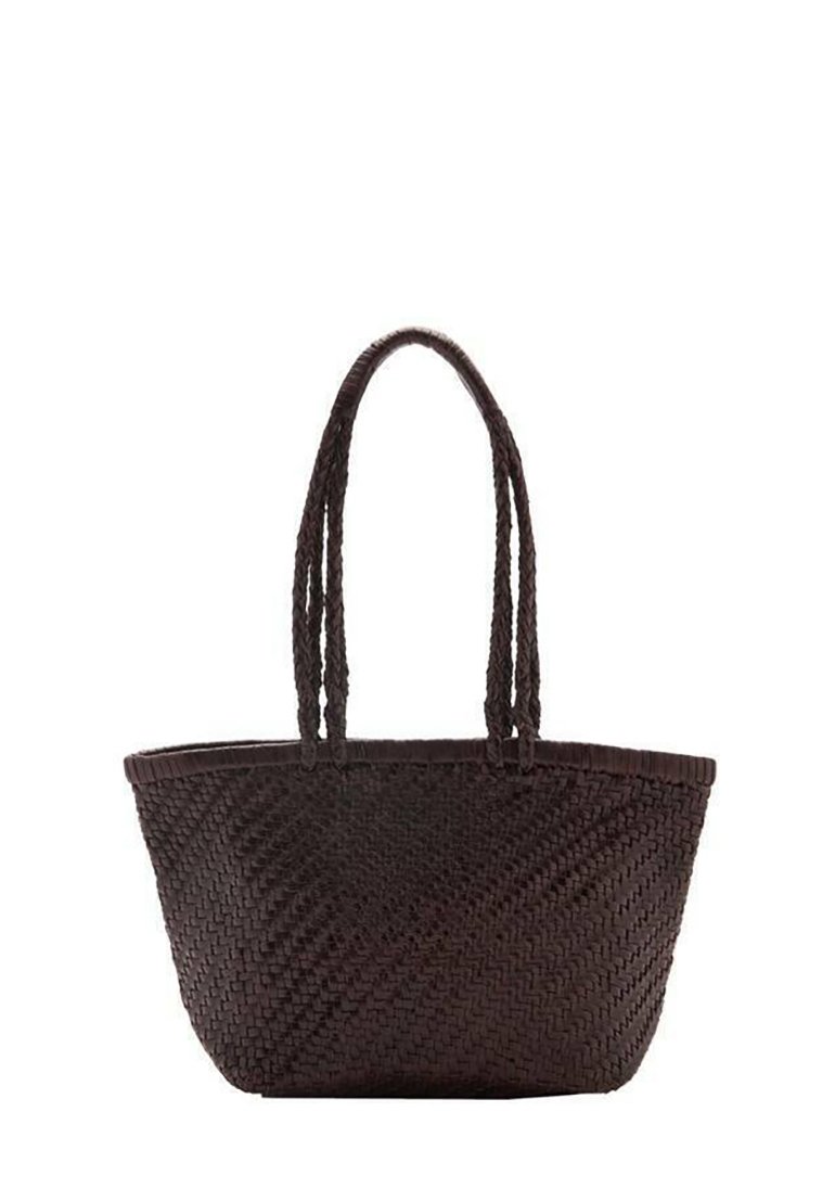 Bolso tote tejido marrón con dos asas trenzadas, que cuenta con una apertura amplia y un patrón geométrico texturizado por todo el bolso.
