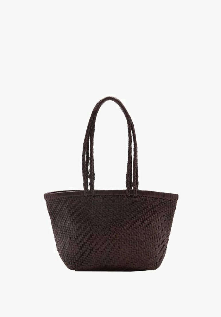 Bolso tote tejido marrón con dos asas trenzadas, que cuenta con una apertura amplia y un patrón geométrico texturizado por todo el bolso.