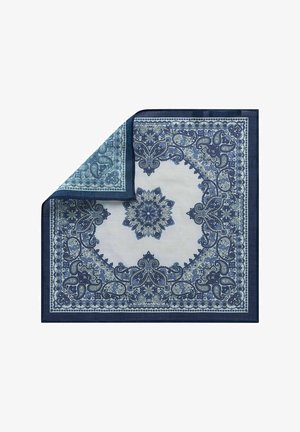 Vierkant zakdoekje van stof met een blauw-wit paisley patroon, met een omgevouwen hoek die het ontwerp aan de achterkant toont.