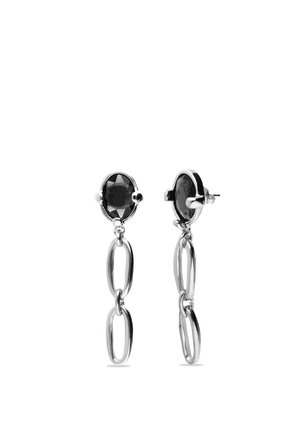 Pendientes colgantes de plata con gemas ovaladas negras y dos bucles alargados de plata enlazados que cuelgan debajo de cada piedra.