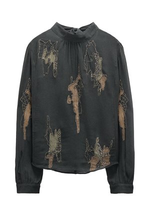 Ciemna bluzka z długim rękawem i wysokim kołnierzem, marszczona z przodu, z abstrakcyjnym beżowo-oliwkowym haftem rozproszonym na przodzie i rękawach.