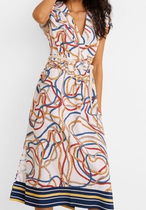 Robe portefeuille avec un motif de corde rouge, bleu et or sur fond blanc, bordure rayée bleu marine unie et ceinture assortie.