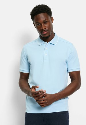 Hellblaues Polohemd mit kurzen Ärmeln, Knopfleiste und kontrastierendem weißen Kragen. Glattes Material, minimale Markenkennzeichnung auf der Brust.