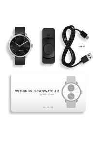Die Withings ScanWatch 2 verfügt über ein rundes Gehäuse aus silbernem Edelstahl, ein schwarzes Zifferblatt, ein schwarzes Silikonarmband, eine magnetische Ladebasis und ein USB-C-Kabel.