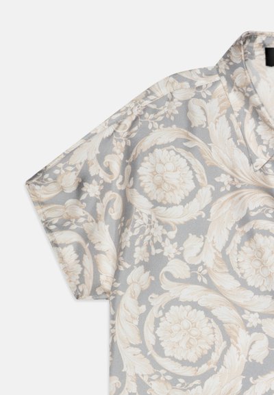 Camicia a manica corta in tessuto grigio chiaro con un intricato motivo floreale color crema e disegni vorticosi, dotata di colletto a punta.