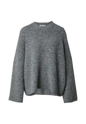 Pull en tricot gris avec un col rond, des épaules basses et une coupe ample. Texture douce et design côtelé sur l'ensemble.