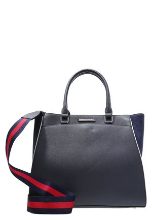 Sac à main structuré bleu marine avec poignées supérieures et une bandoulière amovible rayée bleu marine et rouge sur fond blanc.