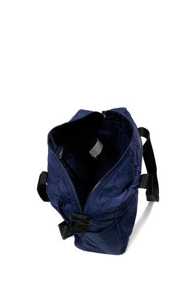 Granatowy plecak z tkaniny z zamknięciem na zamek błyskawiczny, teksturowana powierzchnia, regulowane czarne paski oraz zewnętrzna kieszeń boczna.