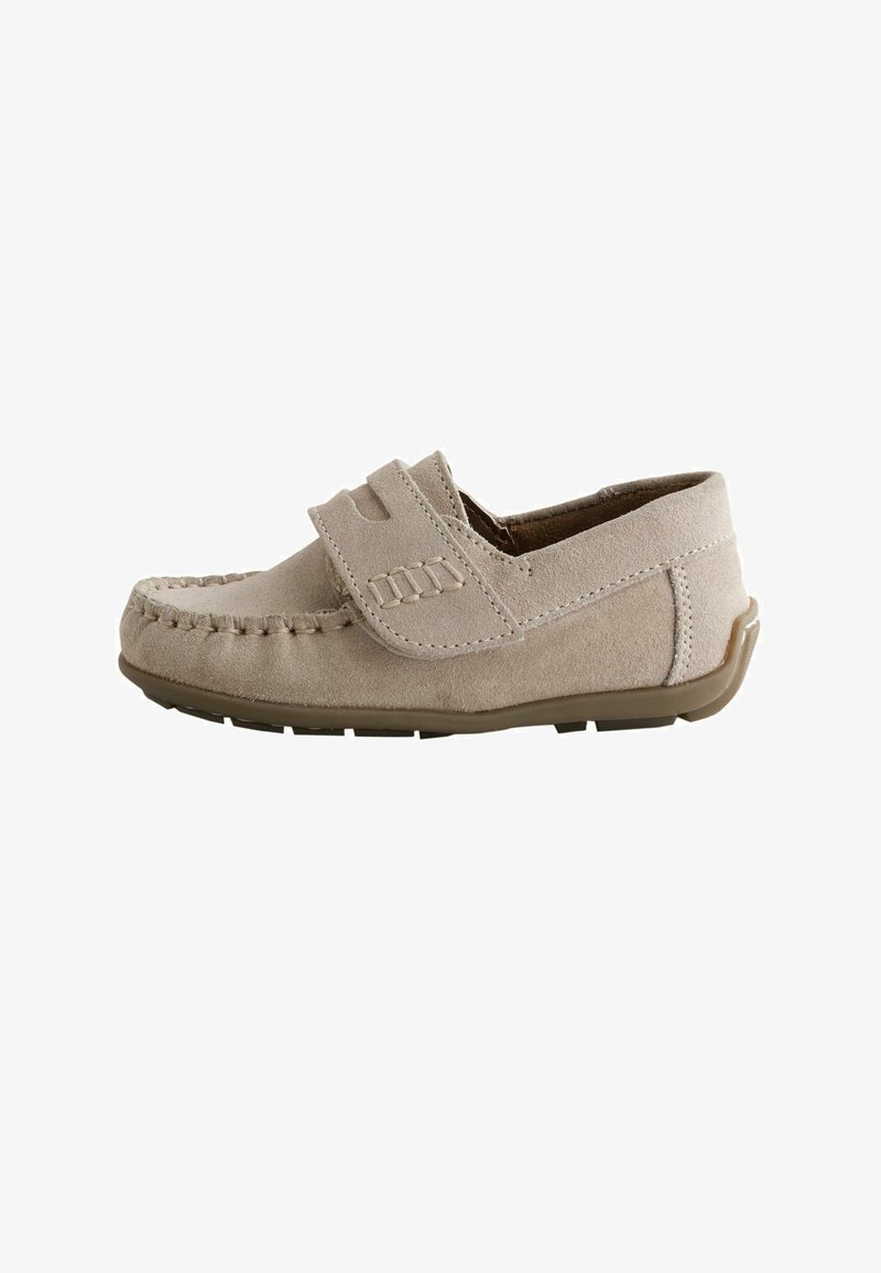 Mocassin enfant en daim beige avec bout mocassin cousu et bride Velcro réglable sur semelle en caoutchouc marron.