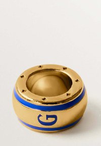 Contenedor redondo dorado con una banda azul, que presenta una cúpula centrada y ocho agujeros decorativos. Marcado con una "G" estilizada en azul.