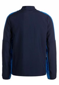 Marinejacke mit langen Ärmeln, featuring blaue Seiteneinsätze. Das Material wirkt glatt, hat ein leichtes Design und einen hohen Kragen.