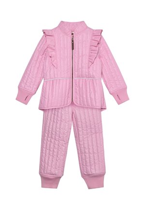 Chándal acolchado rosa con cuello con volantes, cierre de cremallera y puños acanalados. Presenta un sutil brillo, ribetes en contraste y un ajuste relajado.