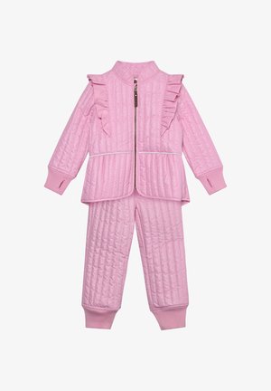 Polstret lyserødt træningssæt med flæsekant, lynlåslukning og ribstrikkede manchetter. Har diskret glimmer, kontrastpiping og en afslappet pasform.