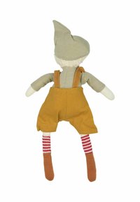 Muñeca de tela con un gorro puntiagudo verde, tirantes marrones, pantalones cortos amarillos, calcetines a rayas rojas y blancas y zapatos naranjas.