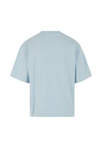 Tricou scurt cu mânecă scurtă, de culoare bleu deschis, realizat dintr-o țesătură moale, cu o croiala lejeră și gât rotund. Design simplu, fără modele sau detalii suplimentare.