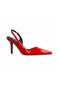 Escarpin à talons hauts en cuir verni rouge avec un bout pointu et un talon noir fin, présentant un design découpé sur l'empeigne.