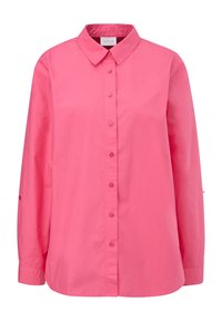 Chemise rose à manches longues avec boutons, col pointu et poignets boutonnés, présentée sur un fond blanc uni.
