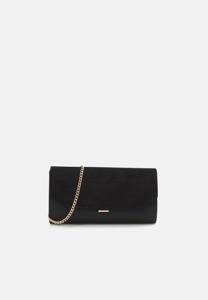 Pochette noire rectangulaire avec rabat triangulaire et fine chaîne dorée sur fond blanc.