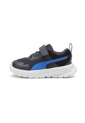 Chaussure de sport enfant noire et bleue avec semelle blanche, dessus en mesh, bride velcro et languette au talon, vue de profil.