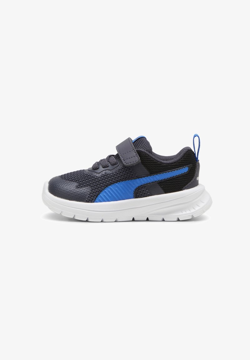Chaussure de sport enfant noire et bleue avec semelle blanche, dessus en mesh, bride velcro et languette au talon, vue de profil.