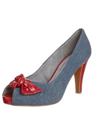 Denimowy but na wysokim obcasie z otwartym palcem, z czerwoną lakierowaną kokardą i drewnianym obcasem; szara podszewka i fakturowane wykończenie tkaniny.