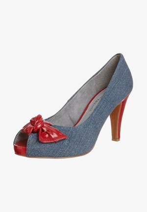 Chaussure à talon haut en denim avec un bout ouvert, accent en cuir laqué rouge en forme de nœud, et talon en bois ; doublure intérieure grise et finition en tissu texturé.